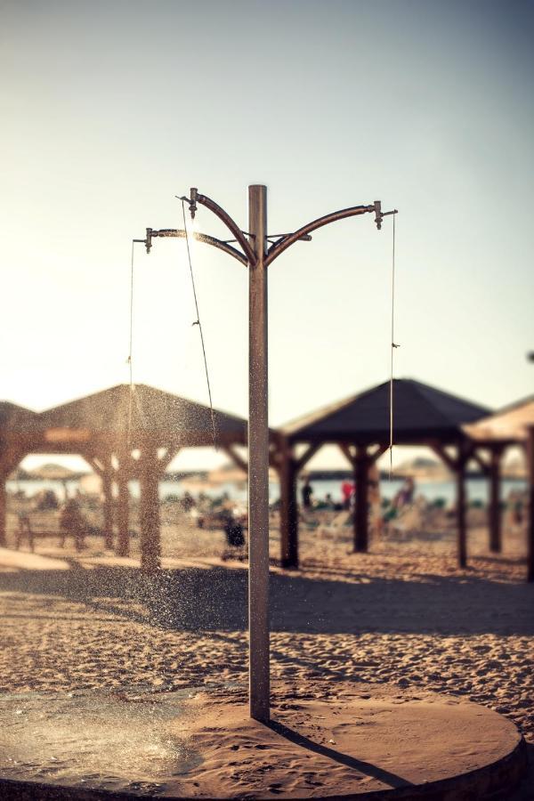 Wom Beach Pod Hotel - A Member Of Brown Hotels Тел Авив Екстериор снимка